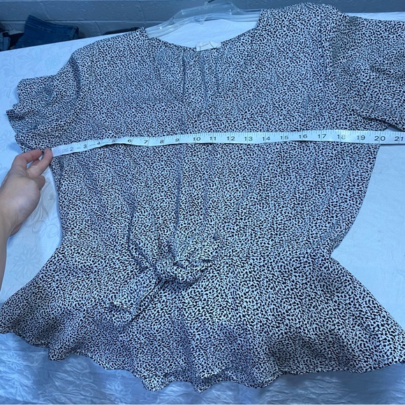 Flowy Lightweight Blouse Polka Dots Micro Animal Print Fitted V Neck Shortsleeve - Picture 6 of 9